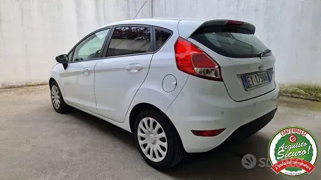 Usata Ford Fiesta 80 CV (58 kW) 2014 Bianco Utilitaria