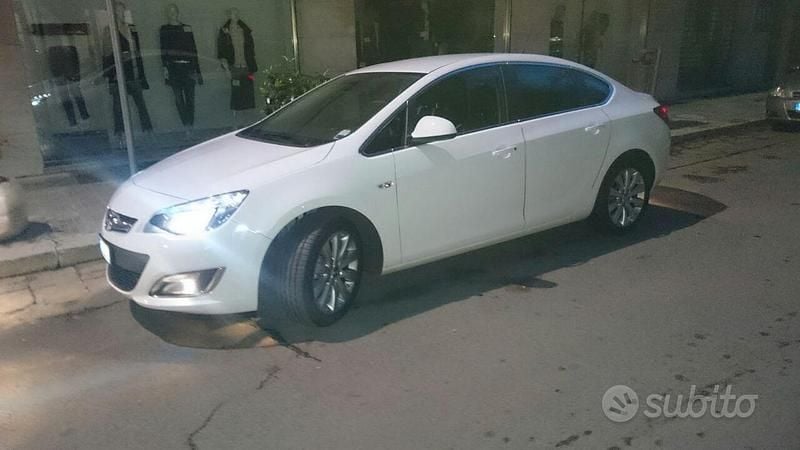 Usata Opel Astra 140 CV (102 kW) 2015 Berlina
