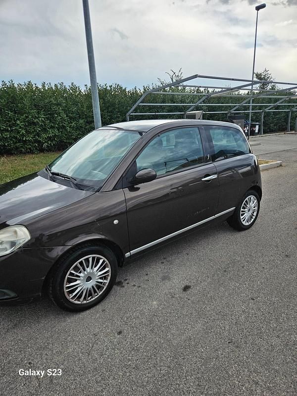 Usata Lancia Ypsilon 75 CV (55 kW) 2007 Marrone Utilitaria