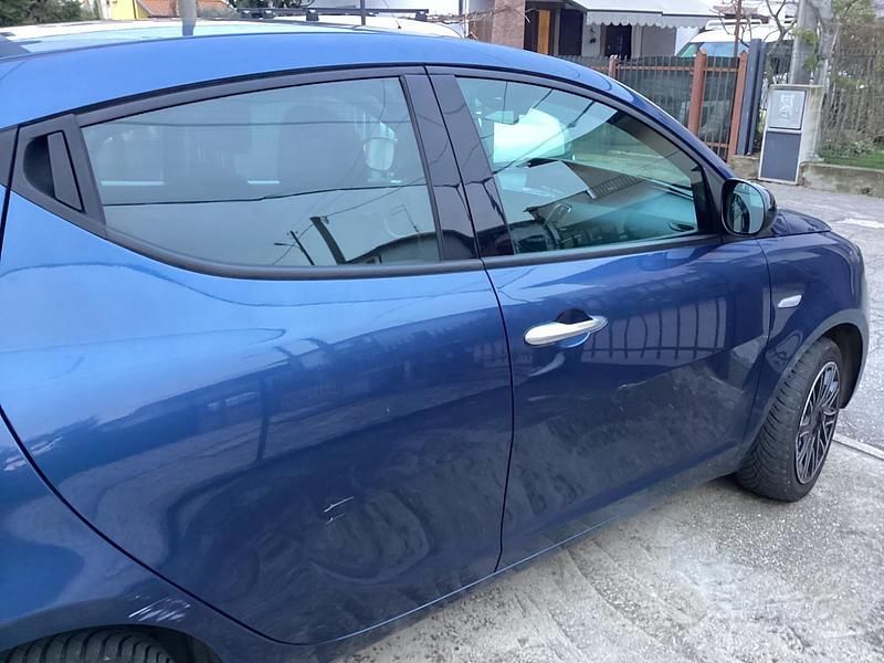 Usata Lancia Ypsilon Gold 69 CV (50 kW) 2021 Blu Utilitaria