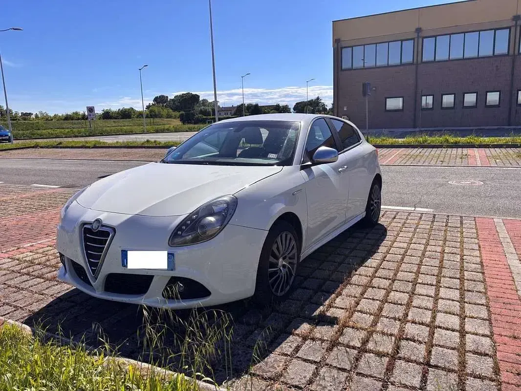 Usata Alfa Romeo Giulietta Distinctive 105 CV (77 kW) 2011 Bianco Utilitaria