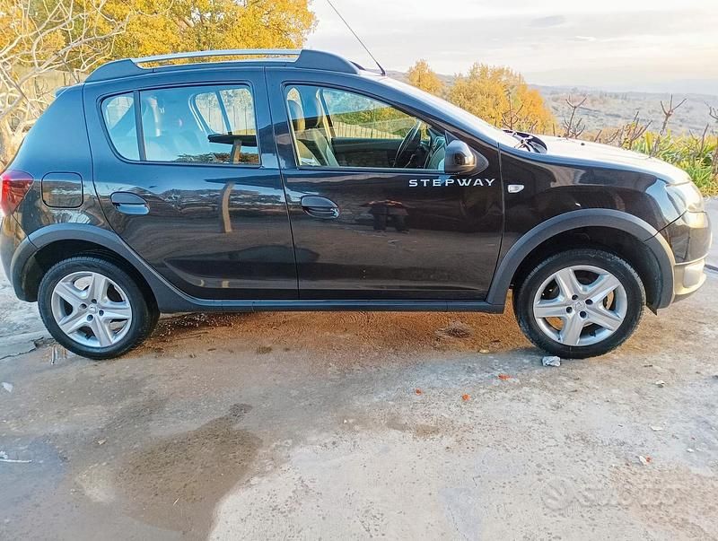 Nero Usata 2013 Dacia Sandero Stepway Due volumi | 10.000 € - Immagine 1/4