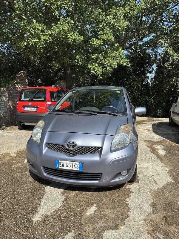 Other Usata 2011 Toyota Yaris Luna Tre volumi | 4300 € (Buon prezzo) - Immagine 1/4