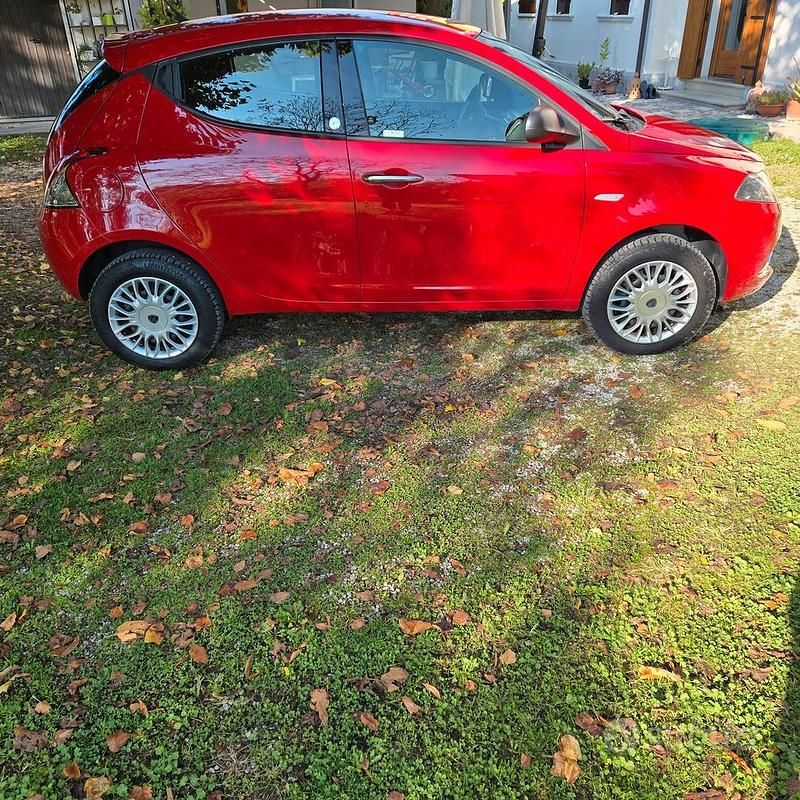 Usata Lancia Ypsilon 71 CV (52 kW) 2017 Rosso Utilitaria