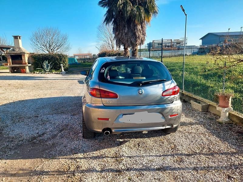 Usata Alfa Romeo 147 120 CV (88 kW) 2007 Grigio Utilitaria