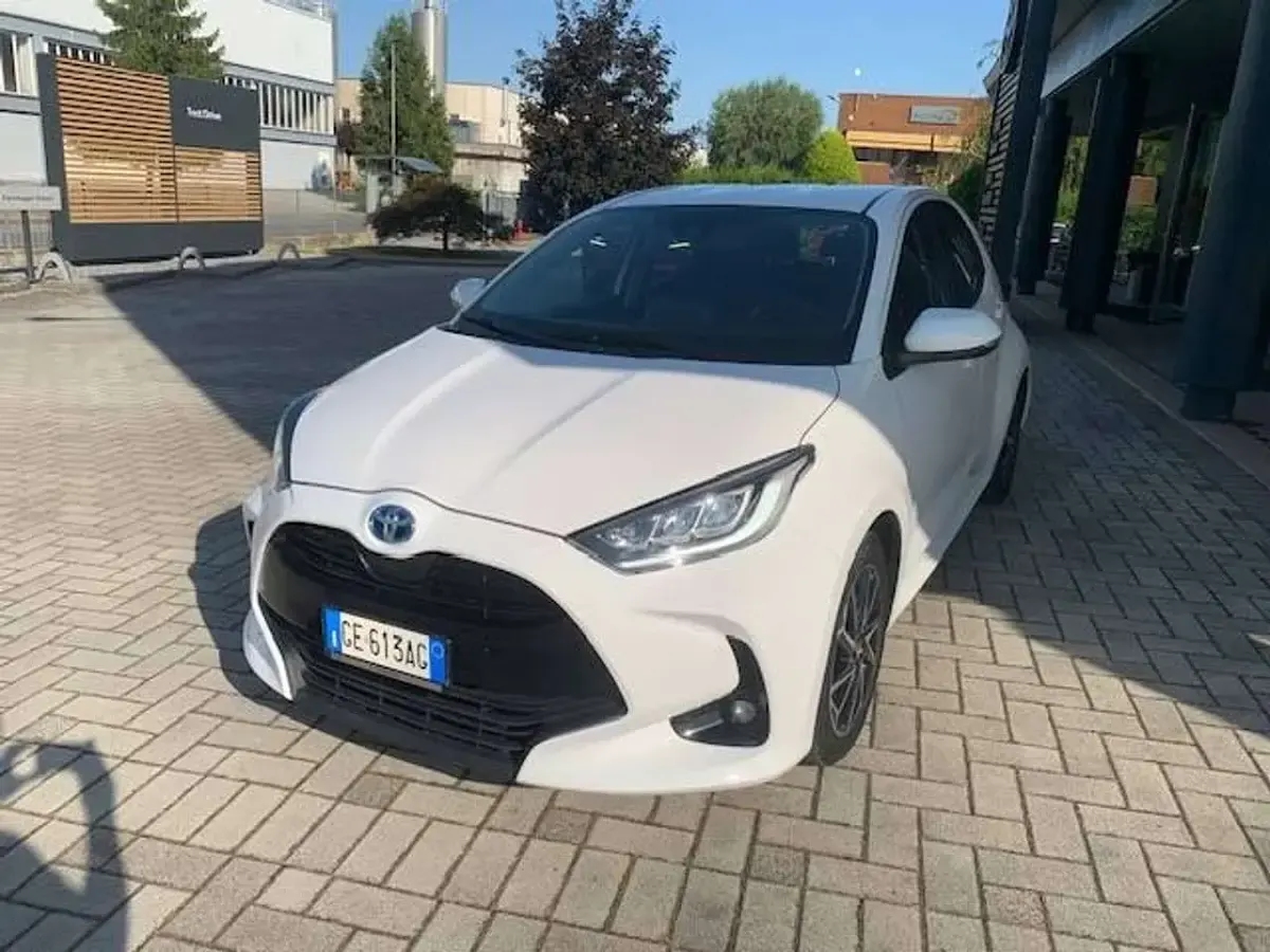 Usata Toyota Yaris Hybrid Trend 116 CV (85 kW) 2021 Bianco Berlina