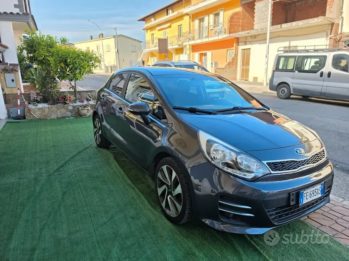 Usado Kia Rio 75 HP (55 kW) 2016 Cinzento Citadino