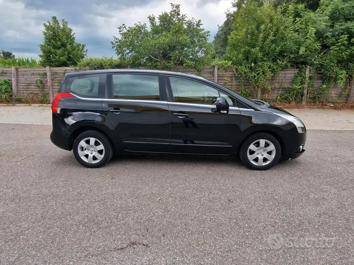 Gebraucht Peugeot 5008 112 PS (82 kW) 2011 Schwarz Van / Kleinbus