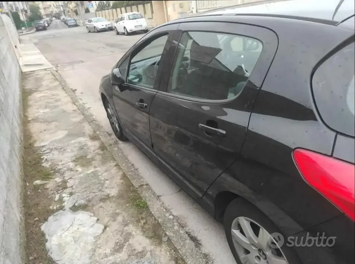 Usata Peugeot 308 92 CV (67 kW) 2013 Nero Berlina