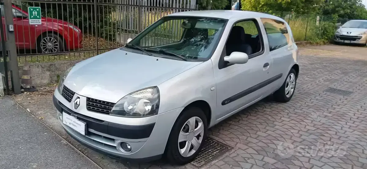 Usata Renault Clio II 75 CV (55 kW) 2004 Grigio Berlina