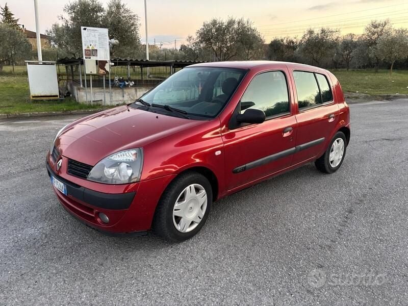 Usata Renault Clio II Dynamique 65 CV (47 kW) 2004 Rosso Berlina