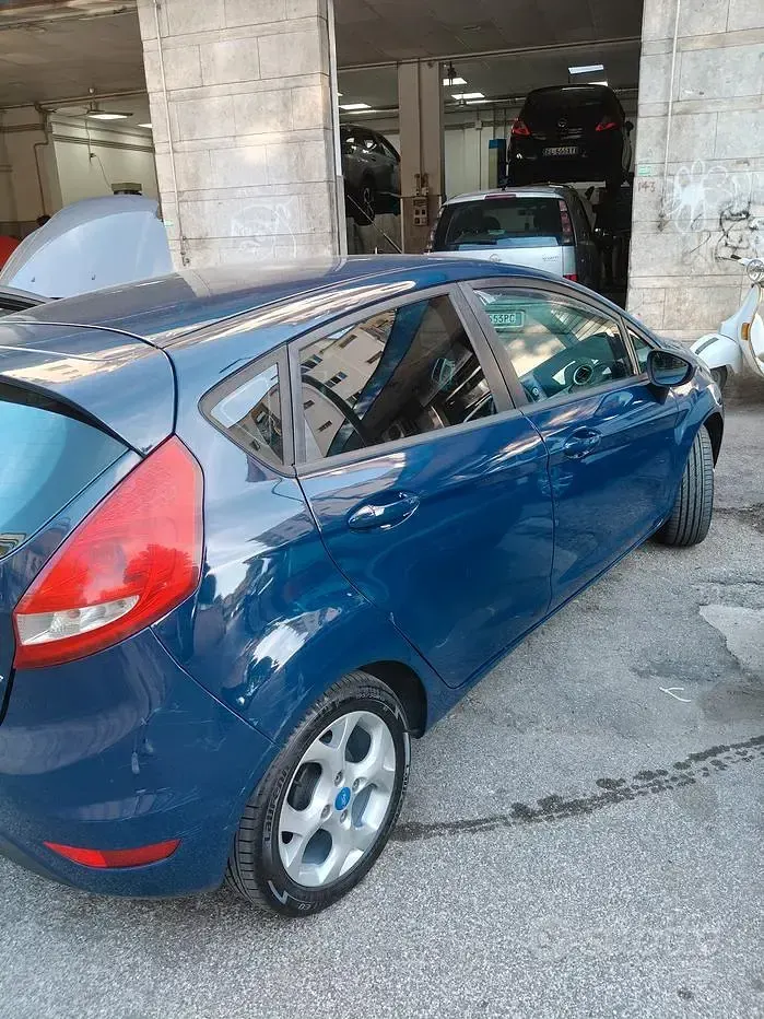 Usata Ford Fiesta 97 CV (71 kW) 2012 Bluazzurro Berlina