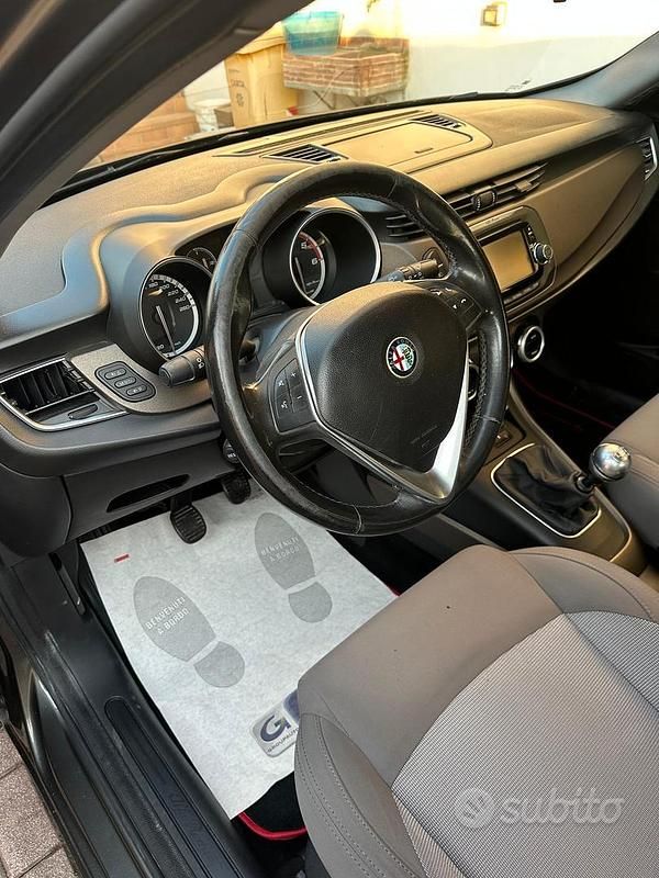 Usata Alfa Romeo Giulietta Distinctive 105 CV (77 kW) 2015 Grigio Utilitaria