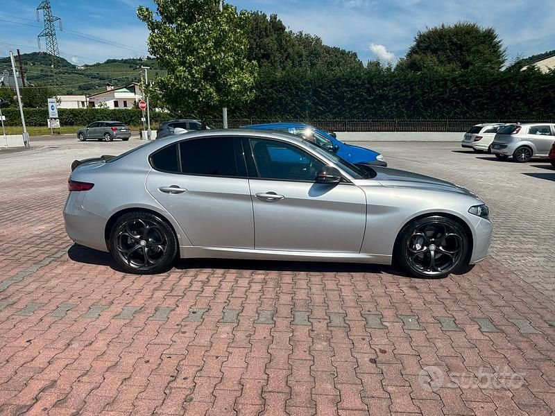 Grigio Usata 2017 Alfa Romeo Giulia Super Tre volumi | 15.100 € (Buon prezzo) - Immagine 1/4