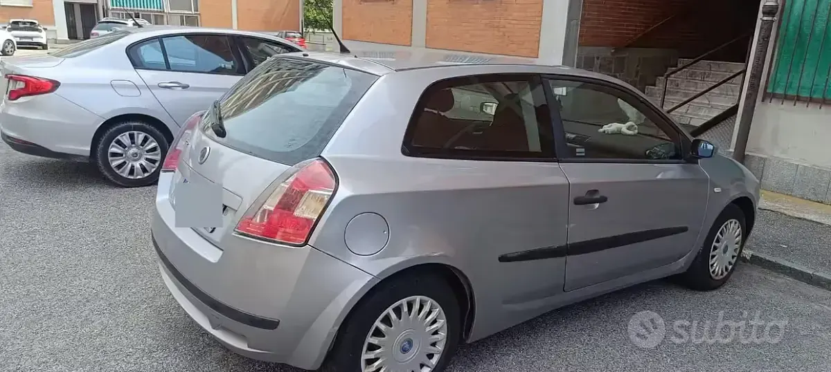 Usata Fiat Stilo 103 CV (75 kW) 2004 Grigio Berlina