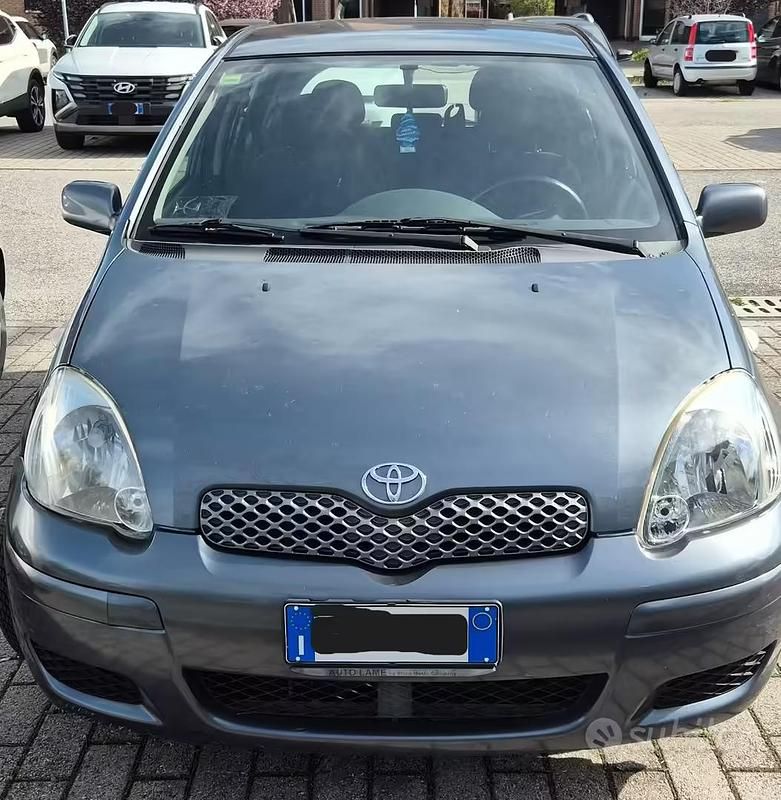 Usata Toyota Yaris Sol 68 CV (50 kW) 2004 Grigio Utilitaria