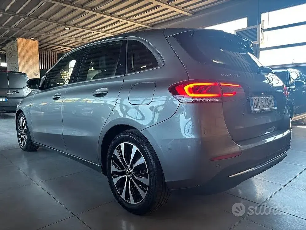 Usata Mercedes B180 Business 116 CV (85 kW) 2021 Grigio montagna Utilitaria