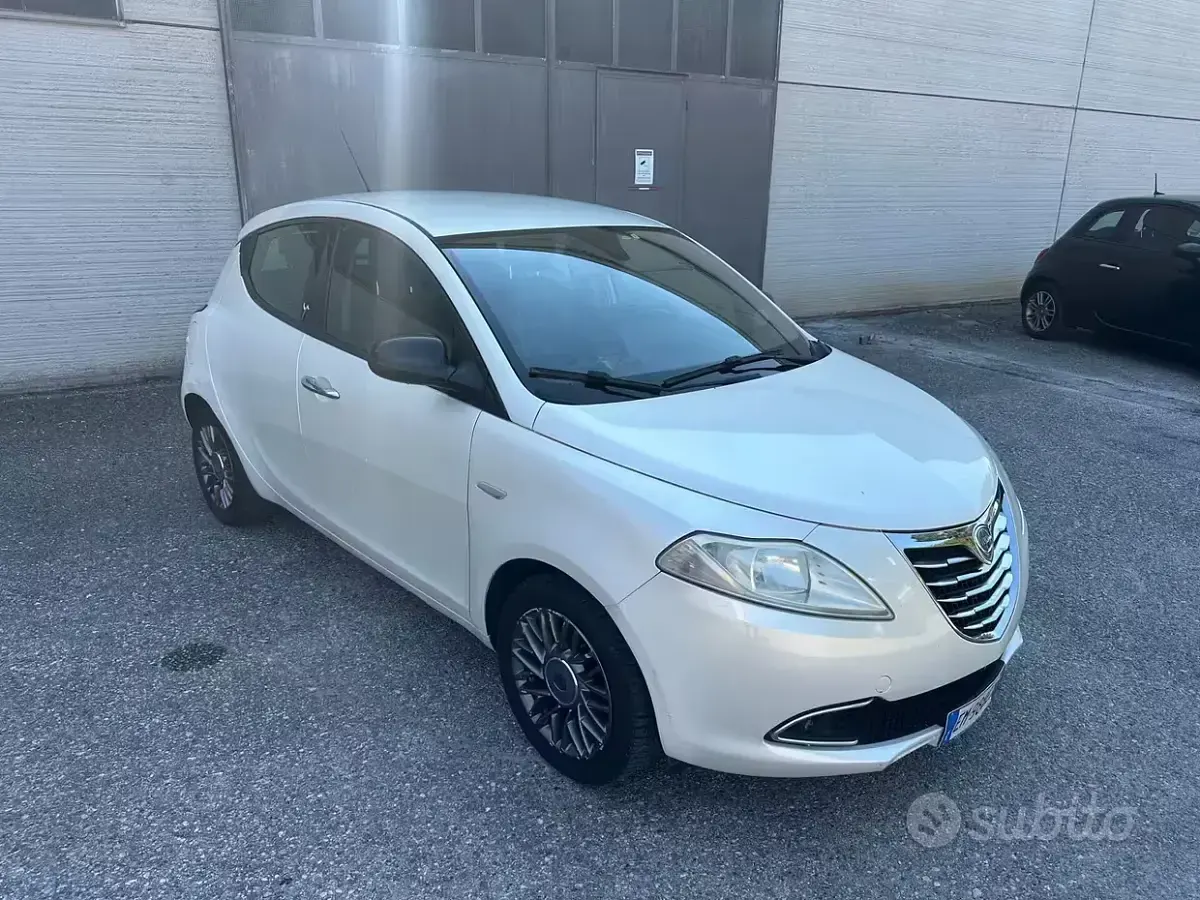 Usata Lancia Ypsilon 69 CV (50 kW) 2012 Bianco Utilitaria