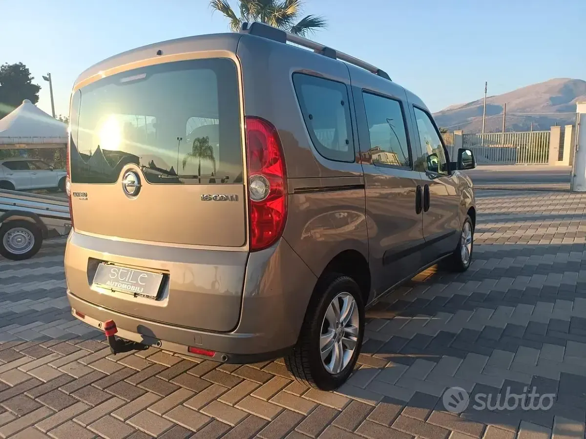 Usata Opel Combo 105 CV (77 kW) 2012 Grigio Monovolume