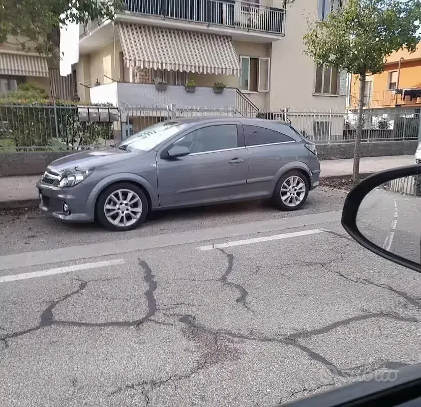 Usata Opel Astra GTC Cosmo 101 CV (74 kW) 2008 Grigio Berlina