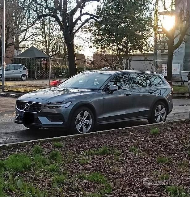 Grigio Usata 2019 Volvo V60 CC Business Edition Station wagon | 27.000 € (Ottimo prezzo) - Immagine 1/4