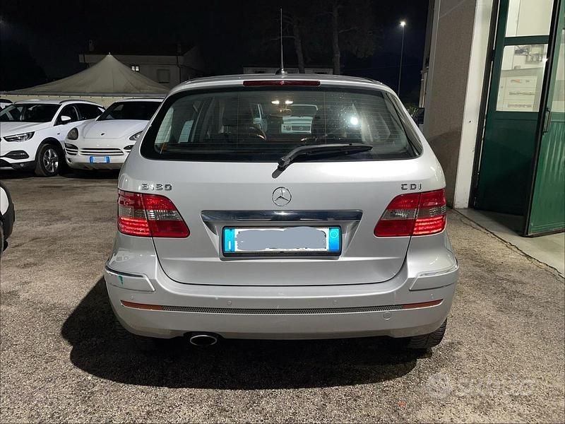 Usata Mercedes B180 109 CV (80 kW) 2009 Grigio Monovolume