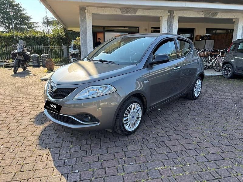 Usata Lancia Ypsilon Gold 69 CV (50 kW) 2017 Grigio pietra Utilitaria