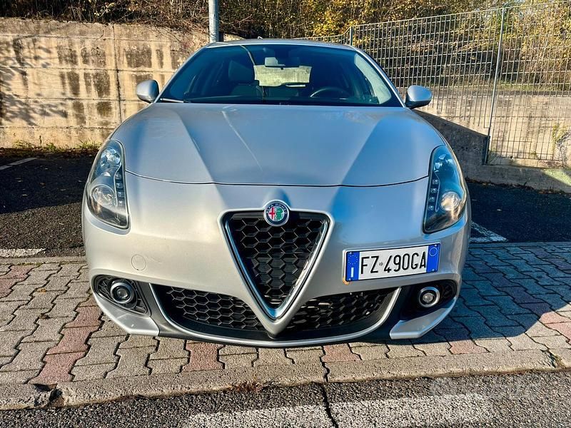 Grigio Usata 2019 Alfa Romeo Giulietta Tre volumi | 14.000 € (Buon prezzo) - Immagine 1/4