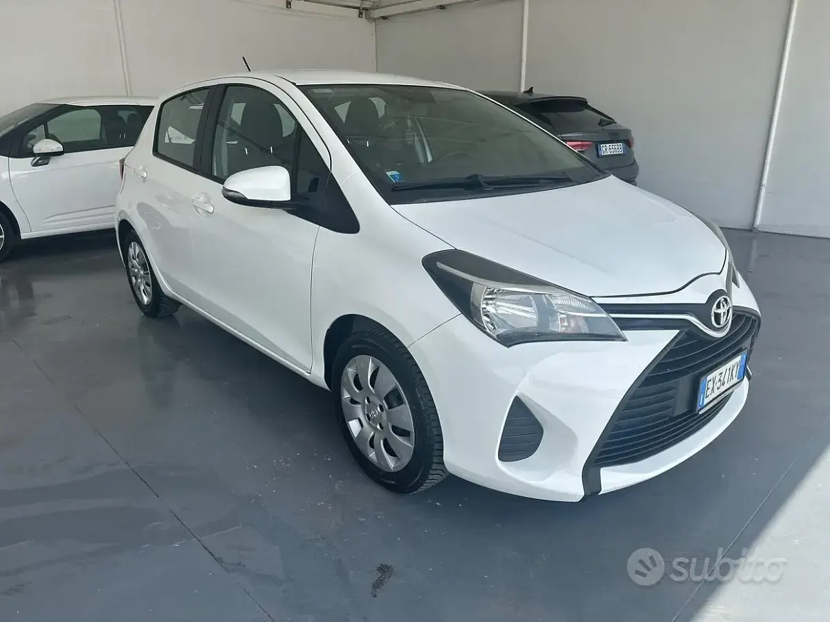 Usata Toyota Yaris 69 CV (50 kW) 2014 Bianco Utilitaria