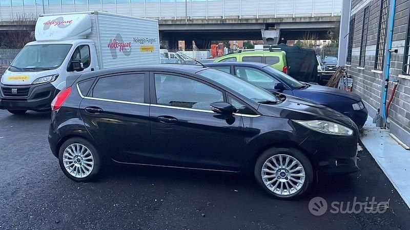 Usata Ford Fiesta Titanium 80 CV (58 kW) 2014 Nero Utilitaria