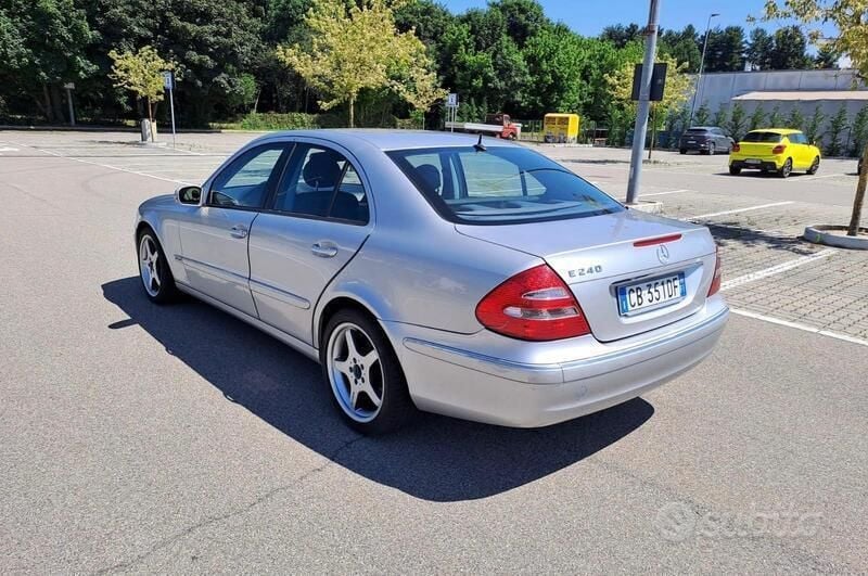 Usata Mercedes E240 AMG 177 CV (130 kW) 2002 Argento Berlina