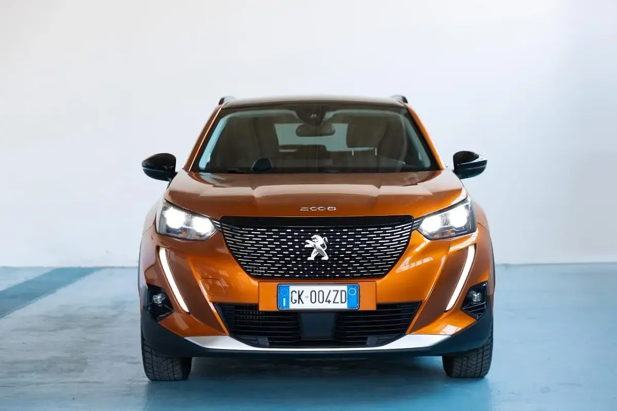 Usata Peugeot 2008 Allure 131 CV (96 kW) 2022 Arancione SUV