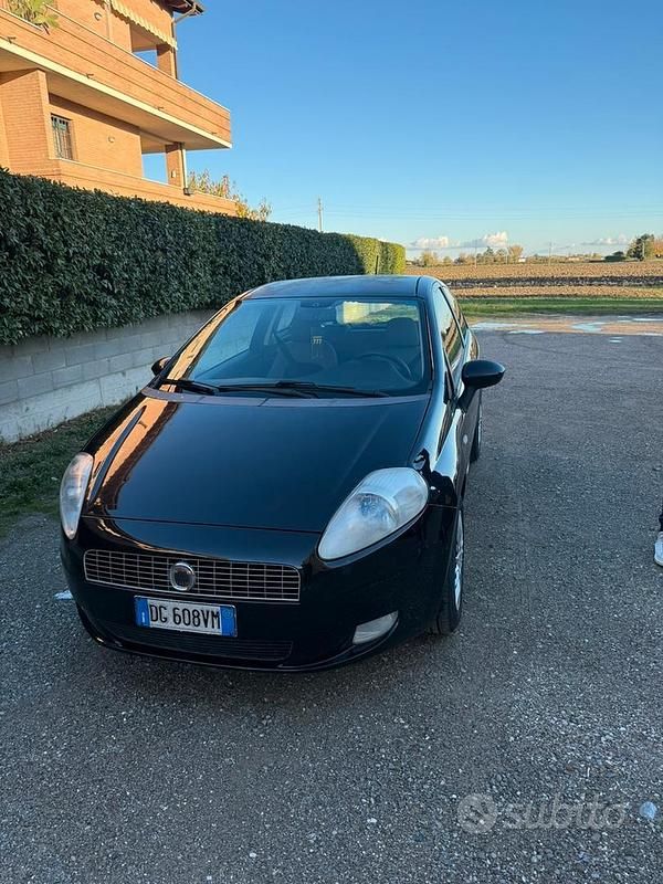 Nero Usata 2007 Fiat Grande Punto Due volumi | 3500 € (Cara) - Immagine 1/4