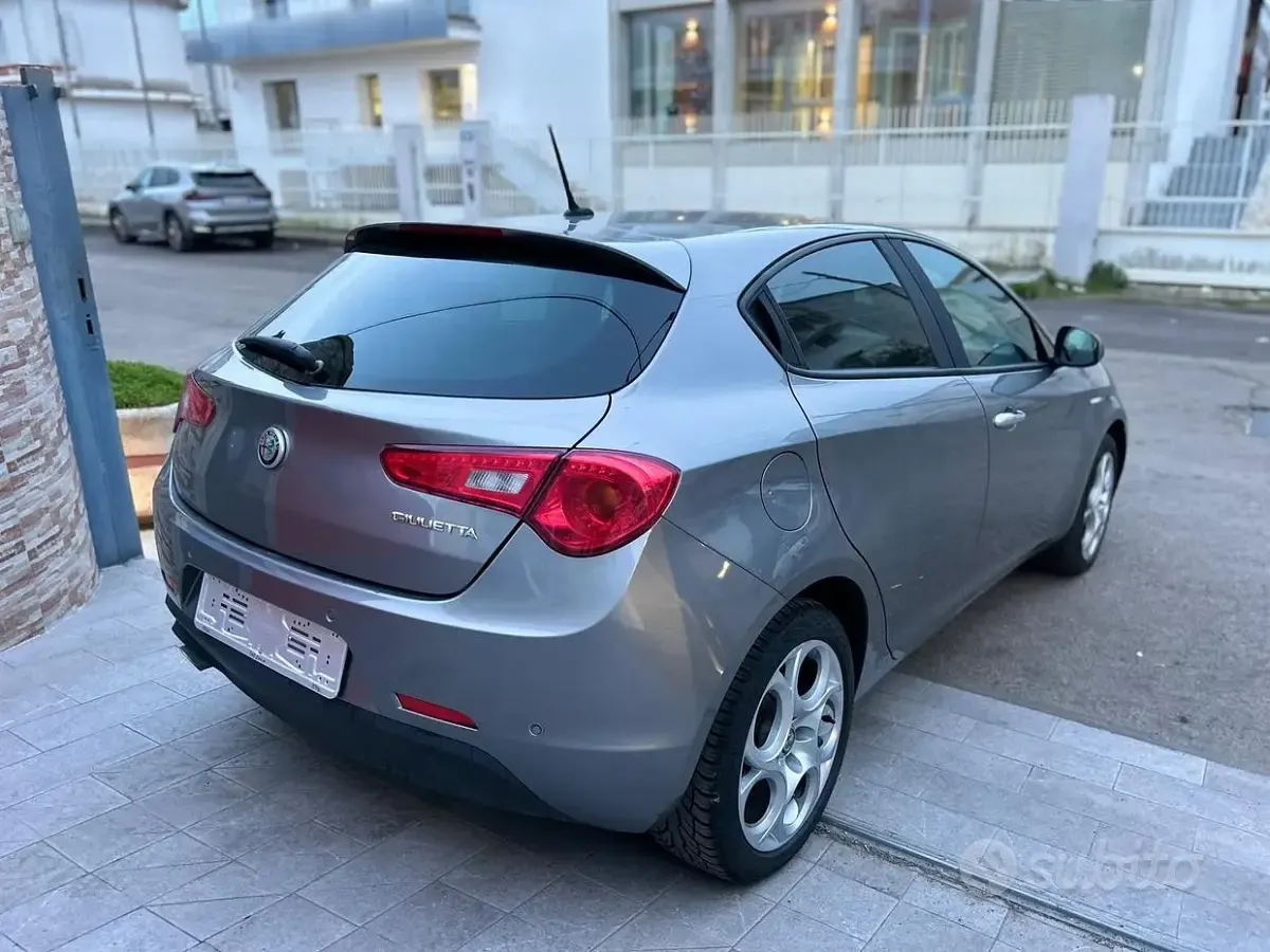 Usata Alfa Romeo Giulietta Super 120 CV (88 kW) 2017 Grigio Utilitaria