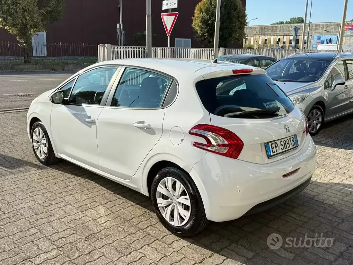 Usata Peugeot 208 Active 68 CV (50 kW) 2013 Bianco Utilitaria