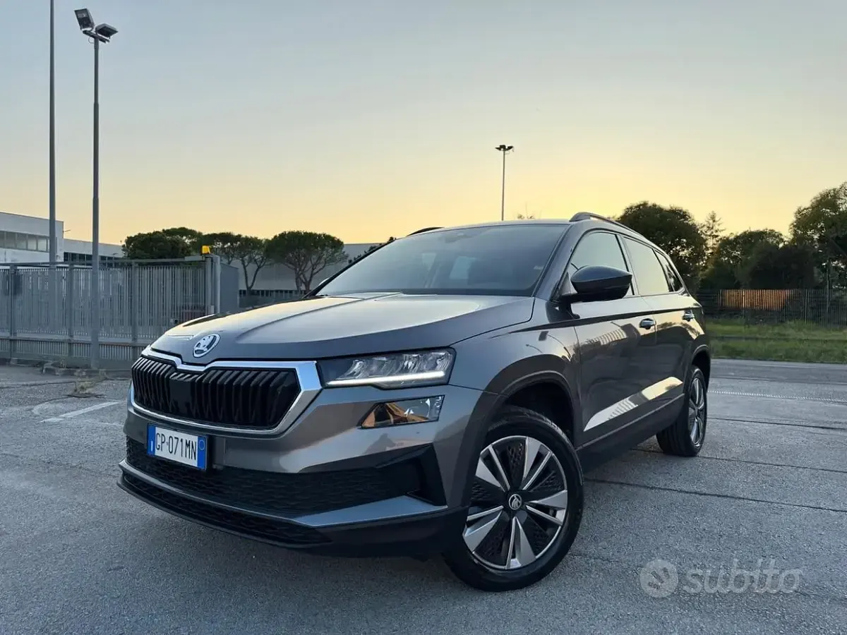 Usata Skoda Karoq Executive 116 CV (85 kW) 2023 Grigio SUV