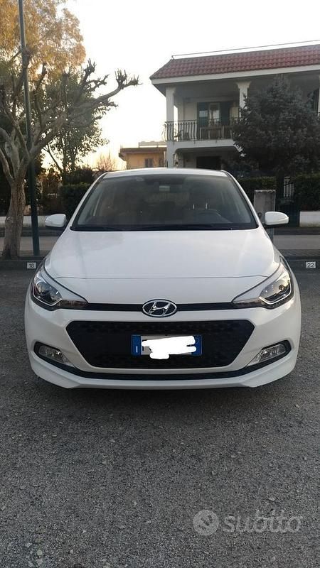 Usata Hyundai i20 75 CV (55 kW) 2016 Bianco Berlina