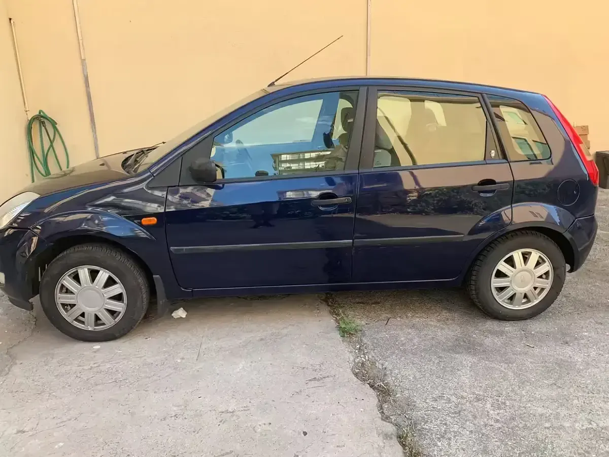 Usata Ford Fiesta Ghia 80 CV (58 kW) 2002 Blu Utilitaria