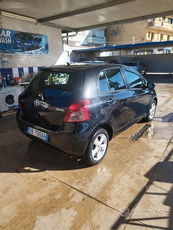 Usata Toyota Yaris 90 CV (66 kW) 2006 Nero Berlina