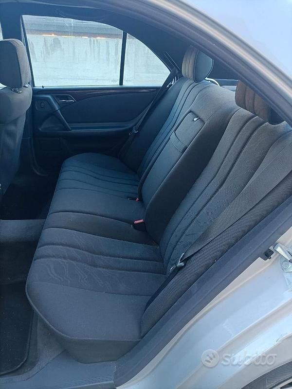 Usata Mercedes E220 136 CV (100 kW) 1997 Grigio Berlina