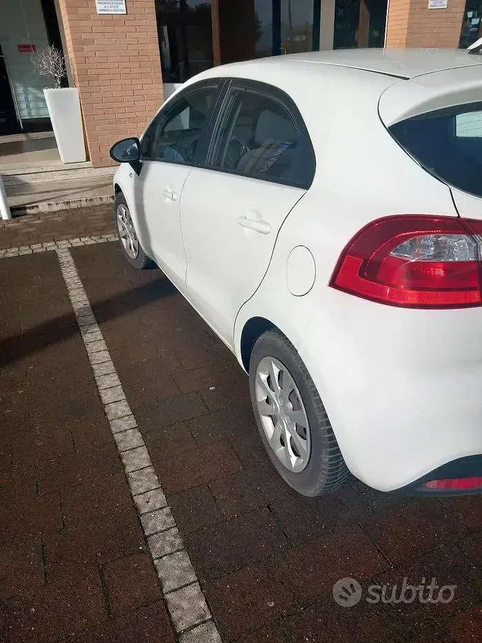 Usata Kia Rio EX 75 CV (55 kW) 2011 Bianco Utilitaria