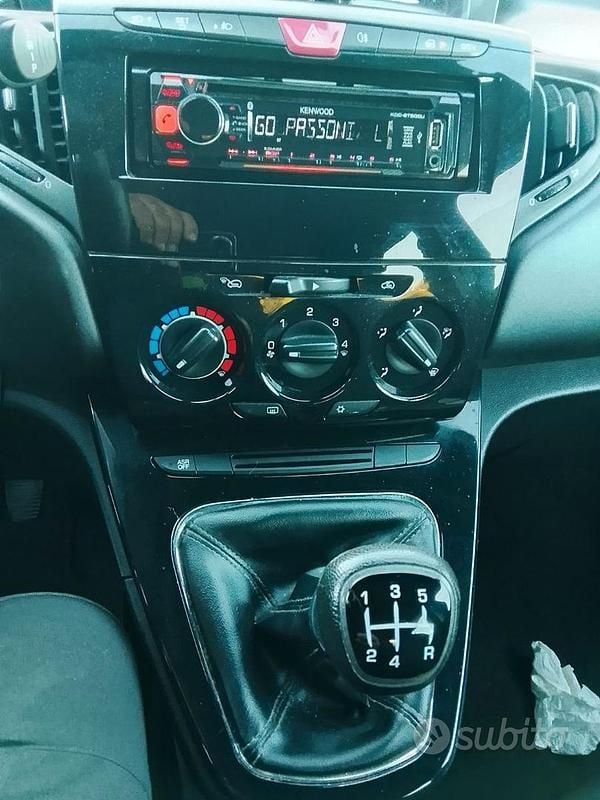 Usata Lancia Ypsilon 85 CV (62 kW) 2016 Grigio Utilitaria