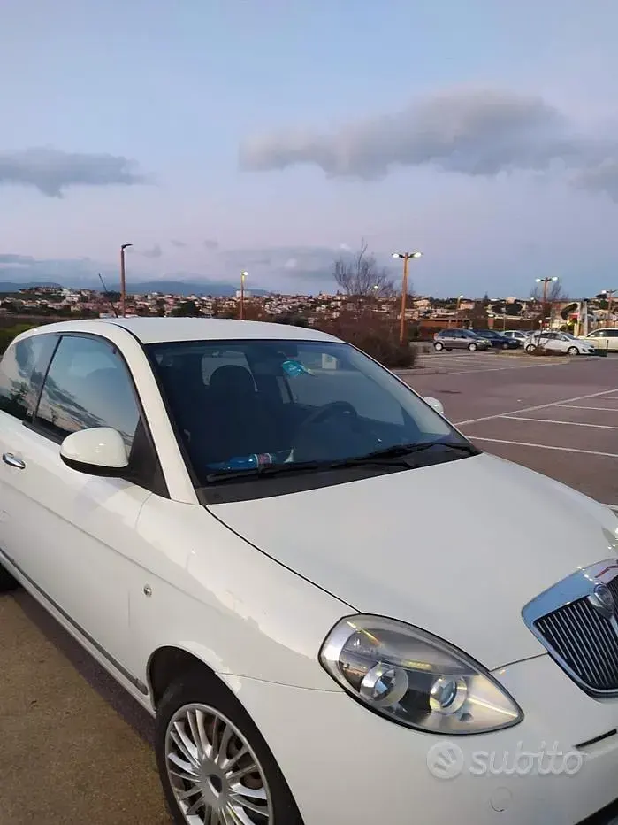 Usata Lancia Ypsilon 69 CV (50 kW) 2011 Bianco Utilitaria
