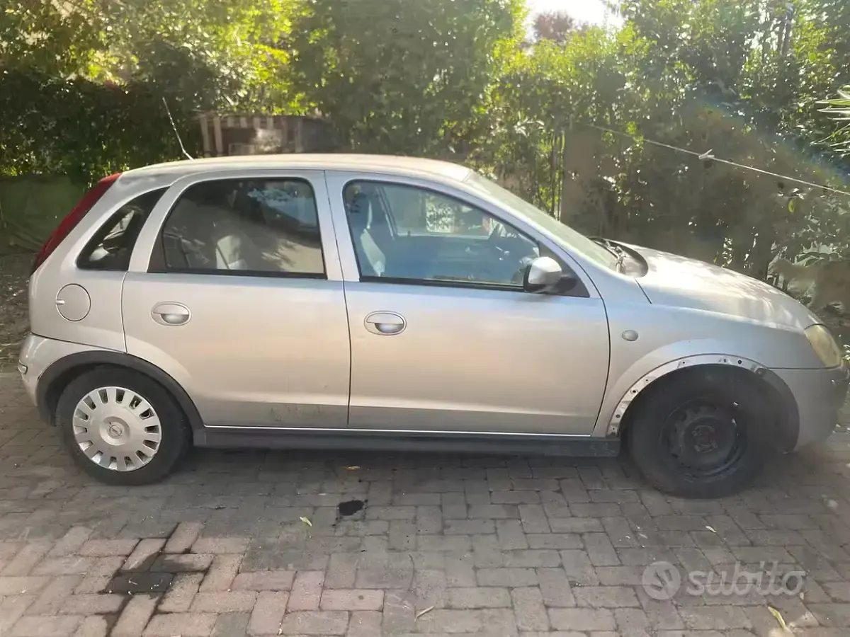 Usata Opel Corsa 69 CV (50 kW) 2004 Grigio Utilitaria