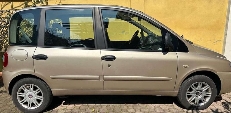 Usata Fiat Multipla 103 CV (75 kW) 2008 Oro Monovolume