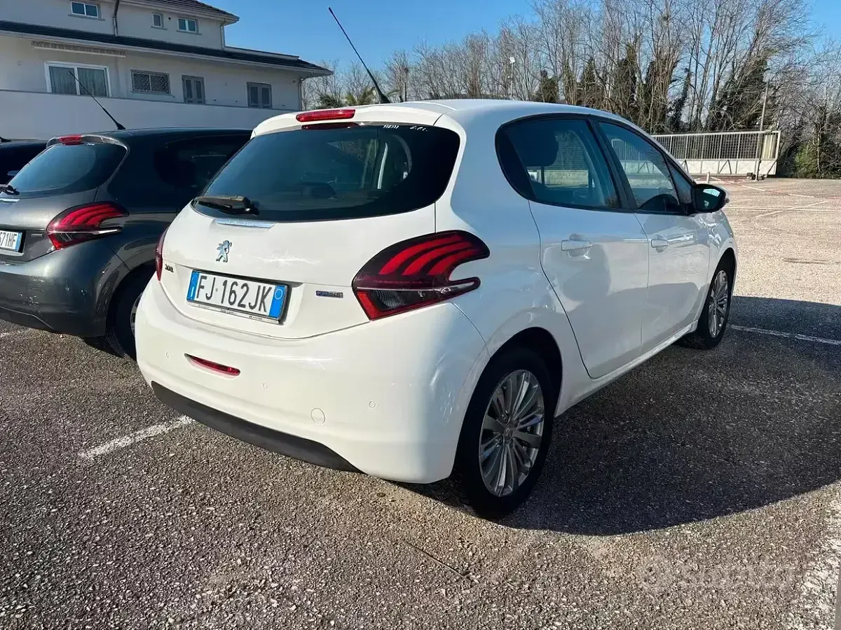 Usata Peugeot 208 Allure 82 CV (60 kW) 2017 Bianco Utilitaria