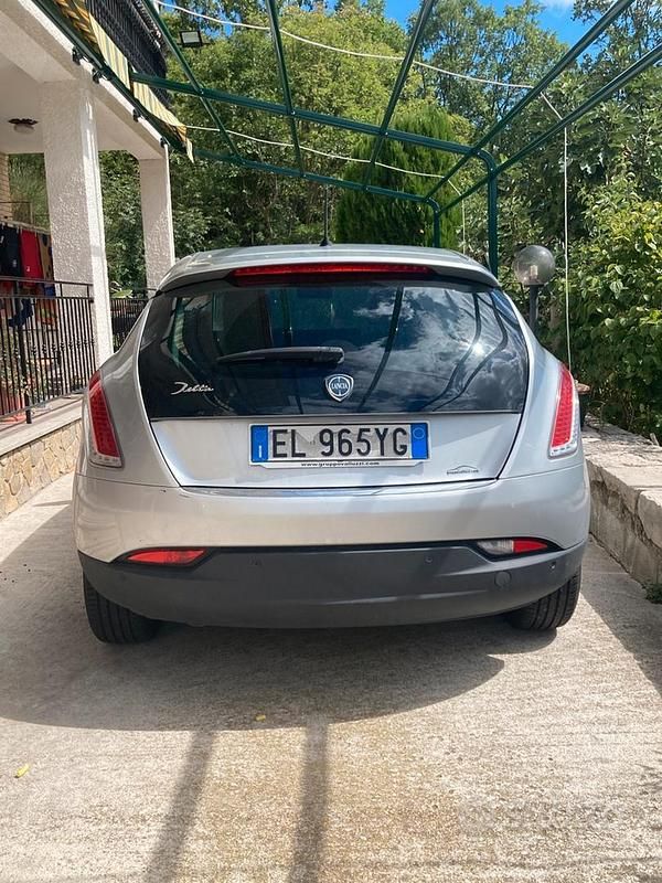 Usata Lancia Delta 120 CV (88 kW) 2012 Grigio Utilitaria