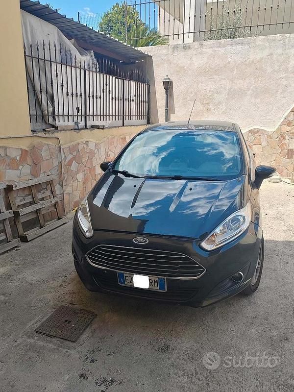 Nero Usata 2015 Ford Fiesta Due volumi | 6800 € (Buon prezzo) - Immagine 1/4