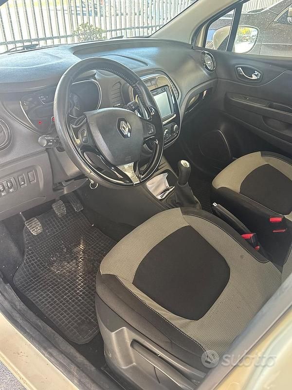 Usata Renault Captur 90 CV (66 kW) 2013 Giallo SUV