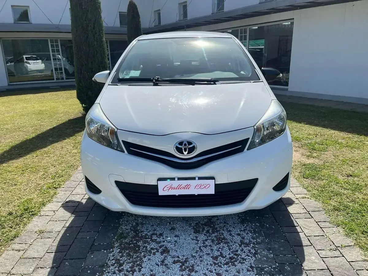 Usata Toyota Yaris Lounge 69 CV (50 kW) 2014 Bianco Utilitaria